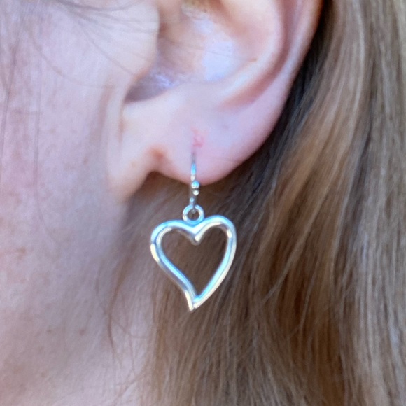 NEW!💙💎GORGEOUS HEART SHAPED EARRINGS!💎💙ADORABLE! FREE GIFTS & GIFT WRAP TOO! - Picture 7 of 10